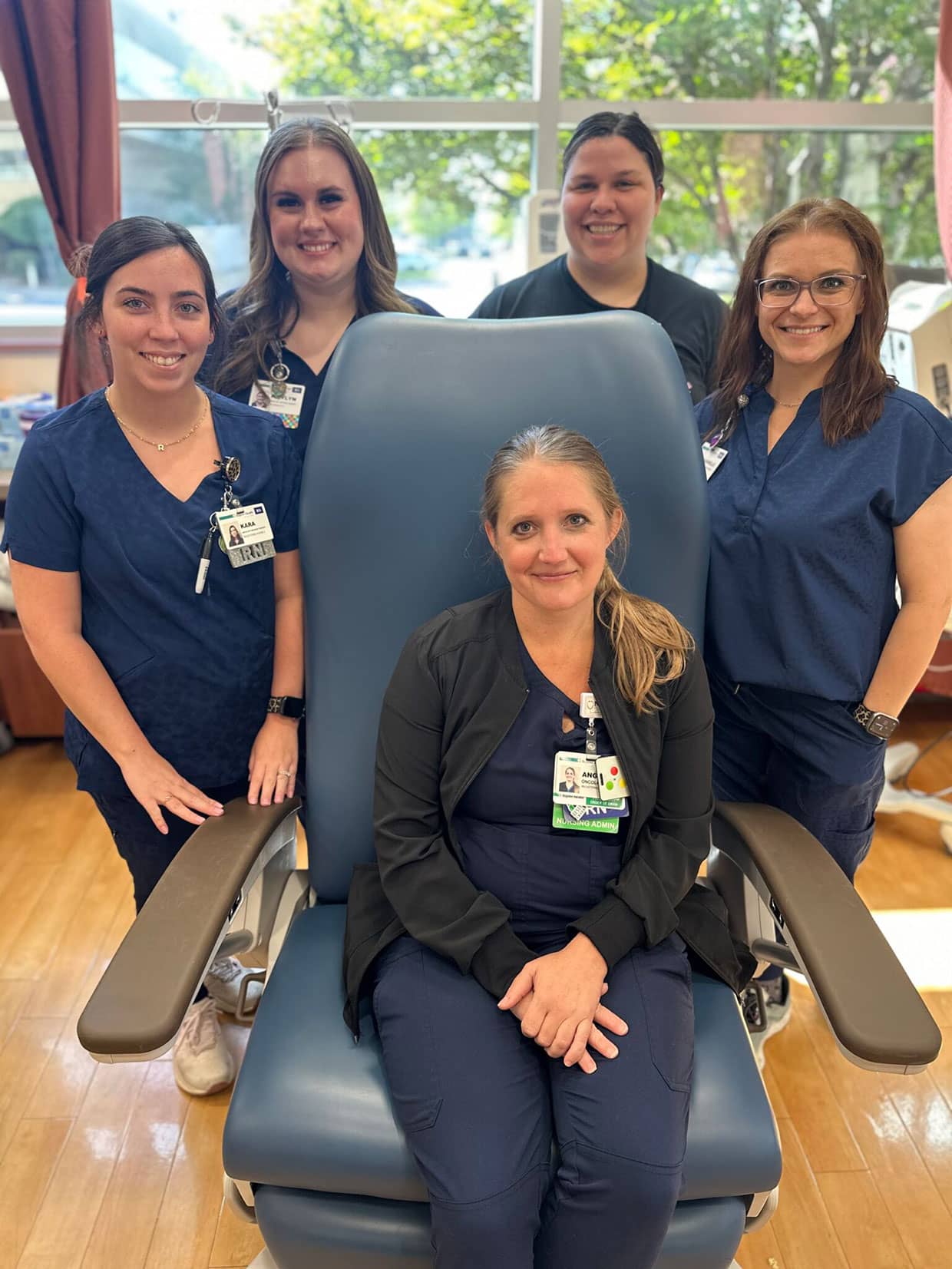 Grupo de personal de salud posando juntos en una clínica