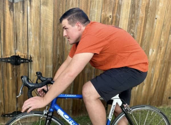 Hombre en bicicleta con mala postura